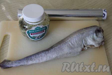 Минтая полностью разморозить, отрезать плавники, убрать внутренности и чёрную плёночку из брюшка. Хорошо промыть рыбку, обсушить бумажным полотенцем.