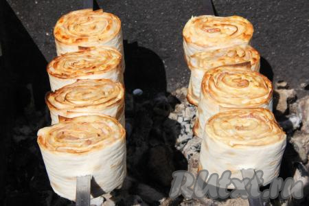 Вот такие красивые и румяные рулетики получились.