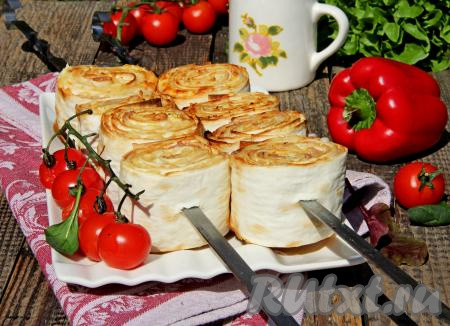 Вкуснейшие рулетики из лаваша с начинкой из бекона и сыра снять с мангала и в горячем виде подать закуску к столу.