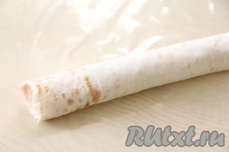 Рулет переложить на разделочную доску.