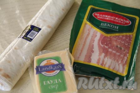 Подготовить продукты для приготовления лаваша с сыром и беконом на мангале. Я взяла сырокопчёный бекон, уже нарезанный на полоски.
