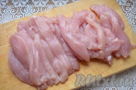 Куриное филе нарезать полосками.