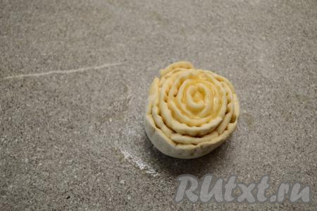 Вот такой рулетик-цветок должен получиться из двух полосок теста.