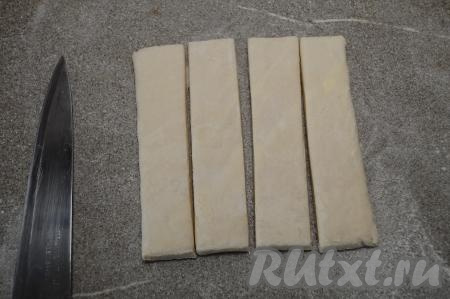 Пласт теста разрезать острым ножом сначала пополам. Затем каждую половину разрезать ещё на 2 части (получатся 4 одинаковые части теста).