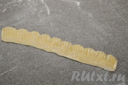 Сливочное масло заранее разогреть до жидкого состояния (удобно это делать в микроволновке), дать немного остыть. Каждую полоску теста с лепестками смазать растопленным сливочным маслом и присыпать половиной чайной ложки сахара. Сахара не жалейте.