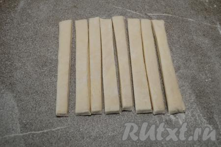 Получившиеся 4 части теста ещё раз разрезать в длину на 2 части. Получатся 8 одинаковых полосок теста.