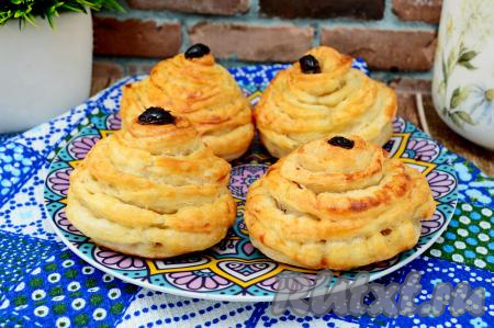 Готовые слойки подать к столу можно и тёплыми, и полностью остывшими. Цветы из слоёного теста получаются воздушными, нежными, в меру сладкими. Такие слойки с сахаром с удовольствием едят взрослые, ну а дети от них в полном восторге!