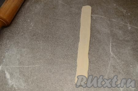 На припылённом мукой столе раскатать одну полоску теста до толщины 2 миллиметра.