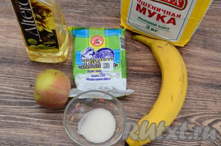 Подготовить продукты для приготовления сырников с бананом и яблоком. Банан нужно выбирать спелый или даже переспелый, чтобы его можно было легко размять в пюре.