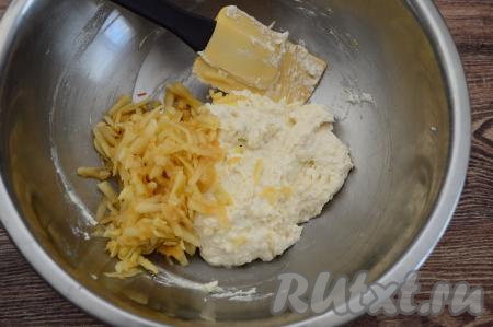 Размять творог с бананом вилкой, а затем довести творожно-банановую массу до однородности с помощью силиконовой лопатки. Яблоко очистить от кожуры, натереть на крупной тёрке, добавить в творожно-банановую массу. Яблоко я взяла небольшое, вес натёртого яблока составил 40 грамм.