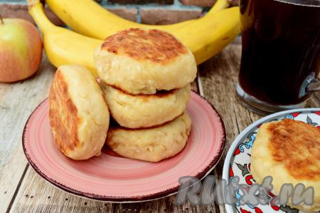 Готовые аппетитные, нежные, пышные сырники можно сразу подавать к столу.