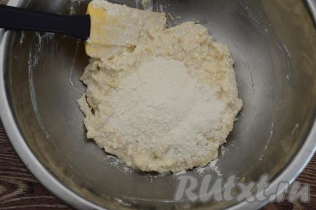 Всыпать 1 столовую ложку муки (это примерно 30 грамм муки), вмешать в тесто для сырников. В дальнейшем добавлять по половине столовой ложки муки, очень хорошо вмешивая её.