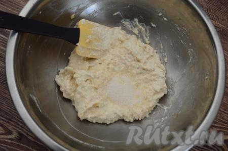 Смешать творожно-банановую массу и яблоко с помощью лопатки. Всыпать сахар, перемешать. Можете попробовать получившуюся массу на вкус, если вам сахара окажется недостаточно, тогда можно добавить сахар по вкусу.