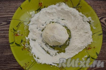 Получившееся творожное тесто с бананом и яблоками зрительно разделить на равные части (я разделила на 6 частей). Влажными руками вначале из одной части теста сформировать округлый сырник, обвалять его со всех сторон в муке. Я советую обязательно смачивать руки водой, так как тесто для сырников липкое и оно сразу пристаёт к сухим рукам. А вот влажными руками формировать сырники и просто, и быстро.