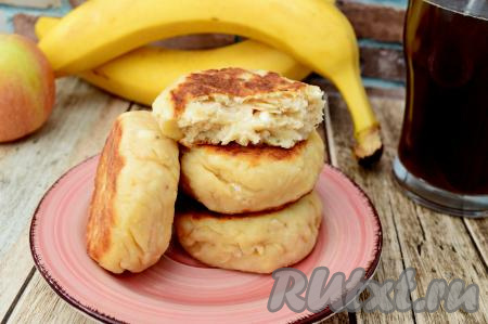 А вот как сырник с яблоком и бананом выглядит в разломе. Сочетание творога и фруктов делает это блюдо очень вкусным, угощайтесь!&nbsp;
