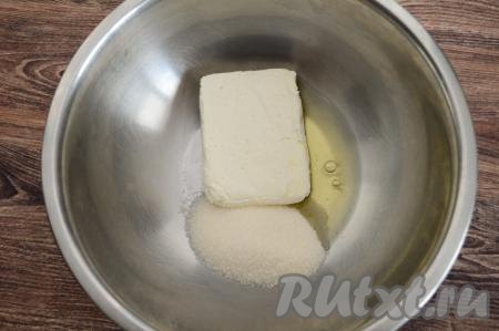 Теперь приготовим начинку для рулета из слоёного теста. Прежде всего сырое яйцо нужно разделить на желток и белок. Желток отложить в сторону (он нам потребуется в дальнейшем для смазывания выпечки). В миску всыпать сахар, выложить творог и яичный белок.