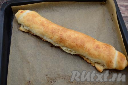 Рулет с творогом выпекать в разогретой до 200 градусов духовке минут 25-30 минут (до приятного подрумянивания слоёного теста).