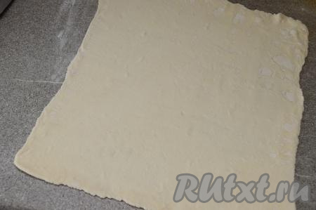 На слегка присыпанной мукой поверхности раскатать размороженное тесто в прямоугольник толщиной примерно 2 миллиметра. У меня получился прямоугольник размером 36 сантиметров на 32 сантиметра.