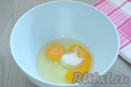 Прежде всего замесим блинное тесто, для этого в достаточно объёмную миску разбиваем яйца, добавляем к ним сахар и соль, перемешиваем венчиком в течение 2-3 минут.