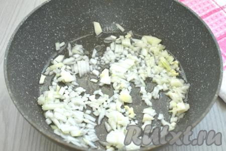 Пока блинное тесто настаивается, приготовим начинку из фарша и грибов для блинов. Для фарширования блинчиков можно использовать как предварительно отваренные в течение 25-30 минут лесные грибы, так и свежие шампиньоны. Я готовила это блюдо с шампиньонами, их нужно вымыть, предварительно отваривать их не нужно. Лук очищаем. Разогреваем в сковороде растительное масло, выкладываем мелко нарезанный лук, обжариваем его до прозрачности (минуты 3-4) на среднем огне, иногда перемешивая.