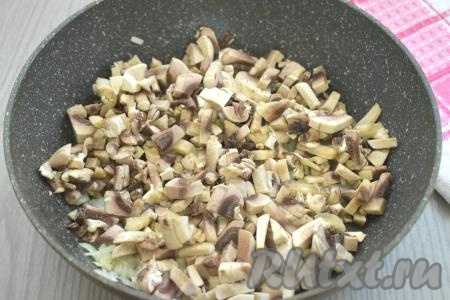 К обжаренному луку выкладываем нарезанные на небольшие кубики шампиньоны (или нарезанные на небольшие части лесные грибы), перемешиваем, обжариваем минут 5, не забывая время от времени перемешивать.