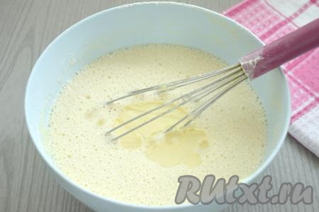 В блинное тесто вливаем 2 столовых ложки растительного масла, перемешиваем и даём постоять при комнатной температуре в течение 15 минут.