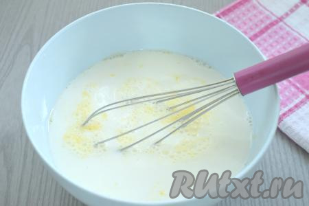 Молоко подогреваем на плите до комнатной температуры. В получившуюся яичную смесь вливаем молоко, перемешиваем венчиком до однородности.