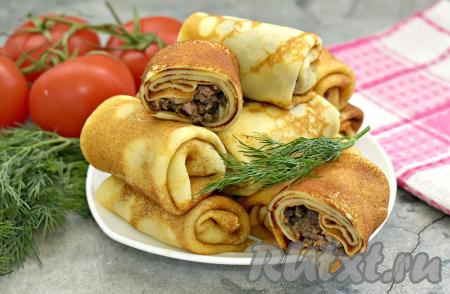 Аппетитные, вкусные, сытные блины, фаршированные грибами и фаршем, к столу лучше всего подавать тёплыми или горячими, дополнив, по желанию, сметаной. Если блинчики остыли, их можно подогреть на сковороде, смазанной растительным (или сливочным) маслом, или в микроволновке.