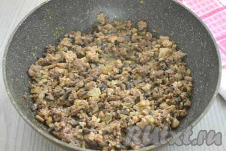 К грибам, обжаренным с луком, добавляем мясной фарш (фарш можно взять любой: из свинины, говядины, курицы, индейки или смешанный), по вкусу солим, приправляем любимыми специями, часто перемешивая и разбивая кусочки фарша, обжариваем минут 10-15. Убираем с огня и начинка для блинов готова. 