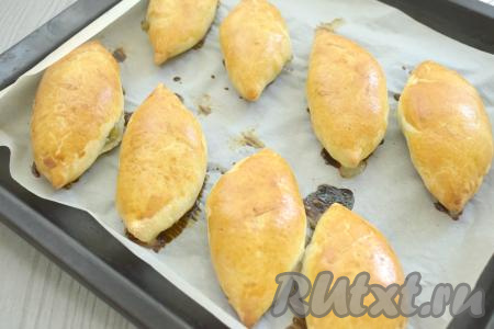 Отправляем пирожки с ревенем в духовку, прогретую до 200 градусов, на 20-25 минут (до подрумянивания слоёного теста).