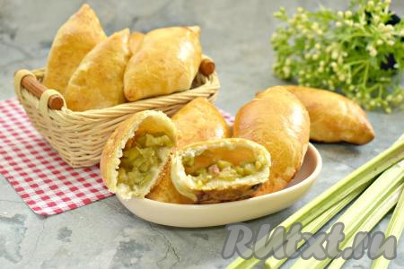 Аппетитные, мягкие, вкусные, воздушные пирожки с ревенем достаём из духовки, даём немного остыть и можно подавать к столу. Готовится такая выпечка из слоёного теста и быстро, и просто, а получается всегда удачной.