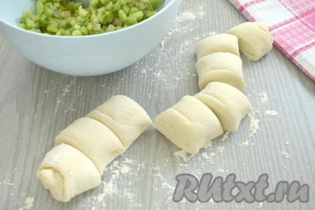 Разрезаем получившийся рулет на 7-8 кусочков шириной примерно 2,5-3 сантиметра.