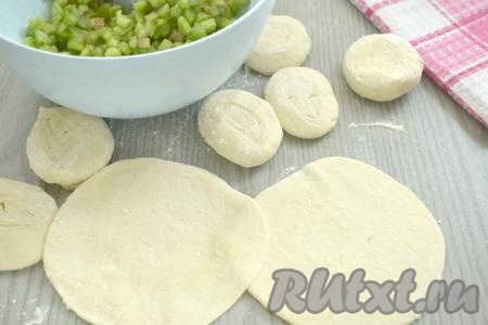 Кусочки из теста ставим на срезы, сверху прижимаем ладонью. Затем заготовки из теста раскатываем в лепёшки диаметром 12-13 сантиметров.