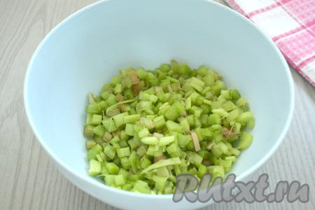 Стебли ревеня моем. Очищаем ревень, удаляя с его поверхности грубые волокна. Нарезаем ревень на маленькие кубики, складываем в миску.