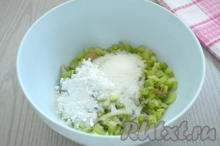 В миску с ревенем добавляем сахар и крахмал, перемешиваем и оставляем на время, пока будем заниматься тестом (ориентировочно на 10 минут). Количество сахара можно варьировать в зависимости от ваших предпочтений. Я добавила 3 столовых ложки сахара, пирожки получились в меру сладкими, с приятной кислинкой. Крахмал добавляется для того, чтобы сок из ревеня не вытекал в процессе выпечки. Именно благодаря крахмалу начинка получится более густой и насыщенной.