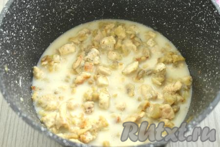 К грибам и куриному мясу, покрытым мукой, вливаем сливки (я взяла сливки жирностью 10%, но можно использовать и более жирные сливки), перемешиваем. Если нужно, подсаливаем. Даём сливкам закипеть, уменьшаем огонь и тушим минуты 2 (до загустения сливок). Снимаем с огня, даём остыть и начинка для жульена готова.