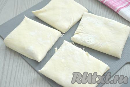 Размороженное слоёное тесто разрезаем на 4 квадрата (мы будем формировать 4 порционных жульена).