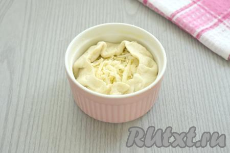 Края теста в каждой формочке опускаем на начинку, собирая аккуратно складочками.