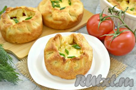 Готовый жульен достаём из формочек и подаём с пылу с жару к столу. Блюдо получается очень сытным, вкусным, аппетитным. Слоёное тесто в этом жульене приятно дополняет нежную начинку из грибов и курицы в сливках.&nbsp;