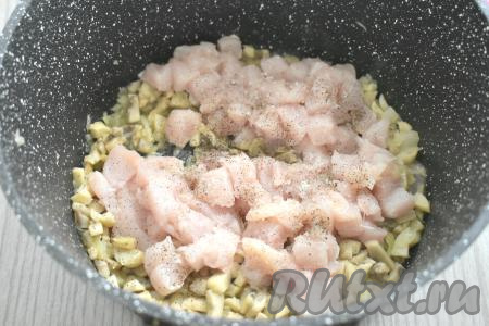 Куриное филе нарезаем на небольшие кусочки, добавляем к луку и грибам, по вкусу солим и перчим, перемешиваем, готовим 10 минут, время от времени перемешивая.