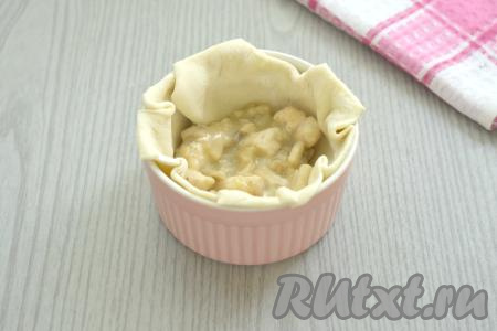 Курино-грибную начинку зрительно разделяем на 4 части, раскладываем по 4 формочкам поверх теста.