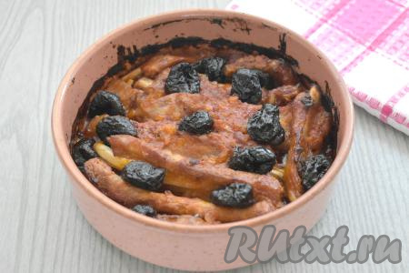 Запекаем свиные рёбрышки с черносливом 40 минут, а затем убираем фольгу и продолжаем готовить в духовке ещё 10 минут.