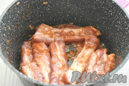 В получившийся томатный соус с луком выкладываем свиные рёбрышки, перемешиваем, чтобы каждая часть ребра была покрыта соусом.