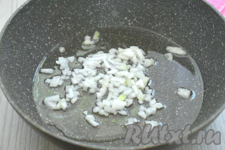 Пока варится картошка, обжарим овощи с грибами. Для этого шампиньоны нужно промыть водой, удаляя с грибов загрязнения. В сковороде разогреть растительное масло, выложить очищенный и мелко нарезанный лук, обжарить минуты 3 на среднем огне, не забывая иногда помешивать.