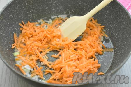 К обжаренному луку выложить очищенную морковку, натёртую на крупной тёрке, перемешать овощи и обжаривать их минут 5-6 (до мягкости моркови), периодически перемешивая.
