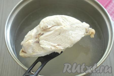 После того как мясо сварится, достать его из бульона, дать немного остыть. Бульон, если нужно, процедить, вернуть его в кастрюлю, поставить на огонь. Посолить куриный бульон, довести до кипения.&nbsp;