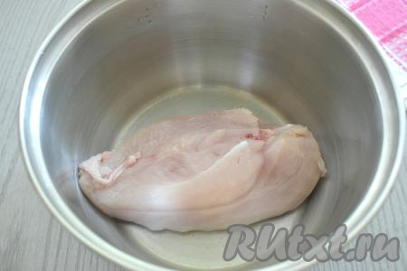 Части курицы (у меня - часть куриной грудки на кости) промыть водой, выложить в кастрюлю, залить 1,5 литрами воды, поставить на достаточно сильный огонь. После закипания воды, убрав с поверхности бульона пену, варить минут 25-30 (до готовности куриного мяса) на небольшом огне.