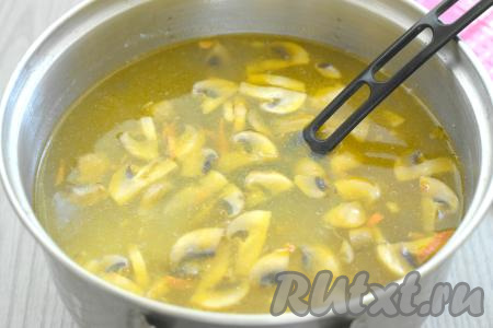 После того как картошка проварится 15 минут с момента закипания (станет достаточно мягкой), добавить в кастрюлю шампиньоны с луком и морковью, а также куриное мясо, нарезанное на части, дать закипеть. Попробовать на вкус, если нужно, досолить, уменьшить огонь. Варить грибной суп с шампиньонами на курином бульоне 10 минут.