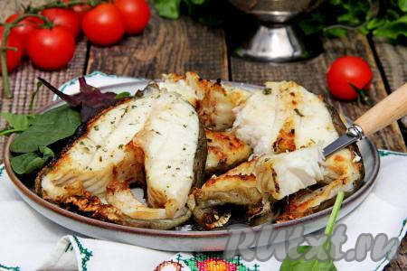 Снять решётку с мангала, переложить готовые стейки из зубатки на тарелку и подать нежную, вкусную, ароматную рыбку к столу в горячем виде.