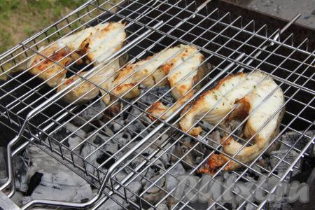 Жарить зубатку без прямого огня, только используя жар углей, по 7 минут с каждой стороны (до лёгкого золотистого цвета зубатки с двух сторон). Время приготовления зависит от жара мангала.